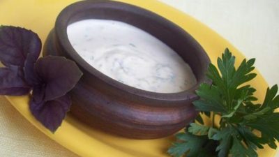 Горчично-сметанный соус с зеленью