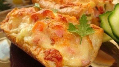 Горячая закуска из сосисок в багете