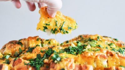 Горячий бутерброд с чеддером и чесноком