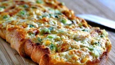 Горячий бутерброд с сыром, зеленью и чесноком
