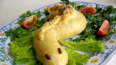 Горячий рулет «Змея» с начинкой из курицы и сыра