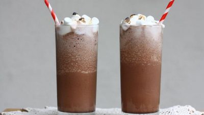 Горячий шоколад со льдом и сливками