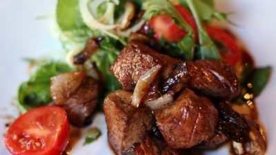 Говядина «Лук лак» с овощами