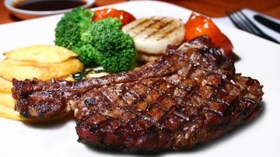 Говядина на косточке с овощами