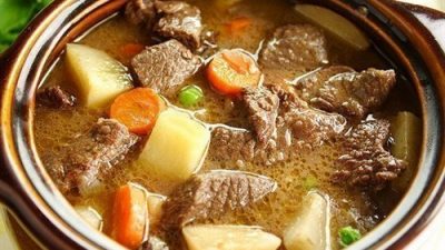 Говядина тушеная с картофелем и сельдереем