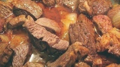 Говядина тушеная со специями в томатном соусе