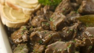 Говядина тушеная в соусе с луком и пивом