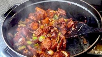 Говядина тушеная в вине по-провансальски
