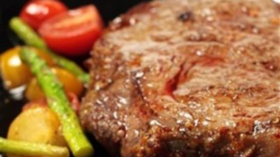Говяжьи стейки с помидорами по-американски