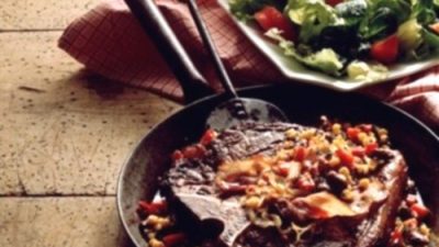 Говяжий стейк с фасолевым пюре и маслинами