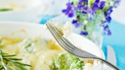 Гратен с сыром из брокколи и цветной капусты