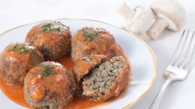 Гречневые тефтели с грибами в соусе