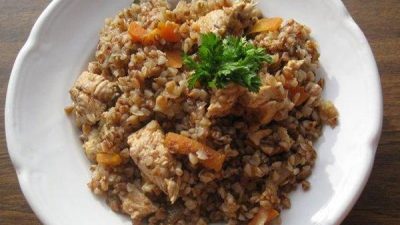 Гречневый плов с курицей и сельдереем