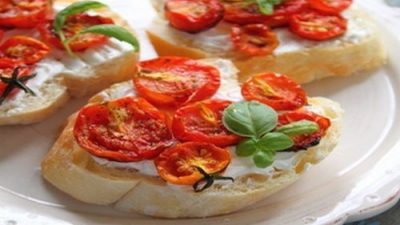 Гренки с запеченными помидорами и сыром
