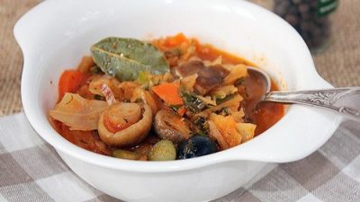 Грибная солянка с квашеной капустой и маслинами