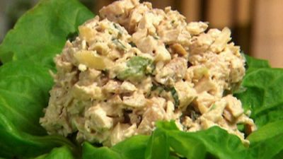 Грибной салат с овощами и яблоком под татарским соусом