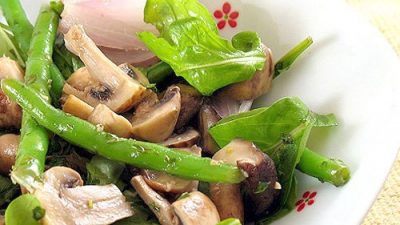 Грибной салат со спаржей и яйцами