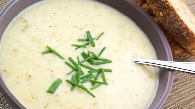 Грибной суп с плавленым сыром и зеленью