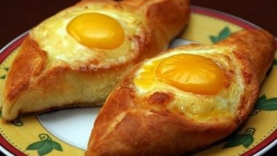 Грузинские хачапури с яйцом по-аджарски
