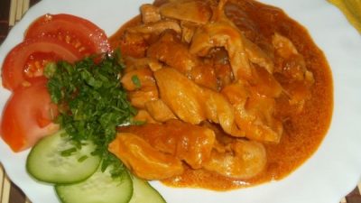 Гуляш из куриного филе с овощами и сметаной
