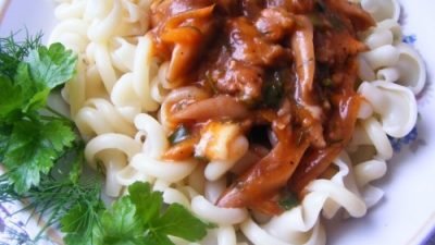 Гуляш из рыбы с грибами по-русски