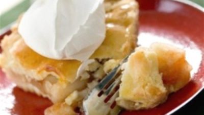 Имбирно-абрикосовый пирог с глазурью и орехами