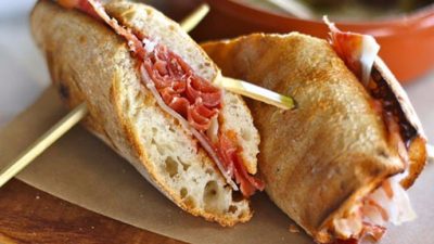 Испанский сэндвич с томатным соусом и хамоном