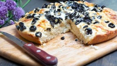 Итальянская фокачча с сыром и маслинами
