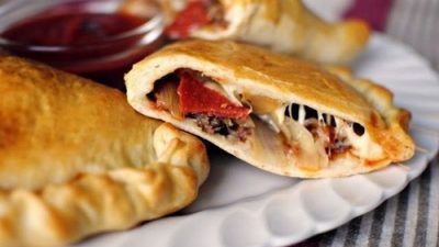 Итальянская кальцоне с салями и сыром