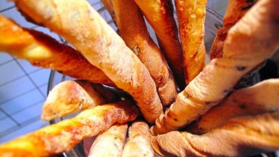 Итальянские гриссини с оливками и сыром