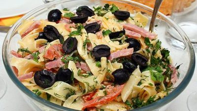 Итальянский салат с пастой и маслинами