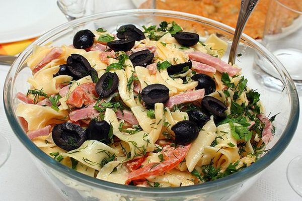 Итальянский салат с пастой и маслинами