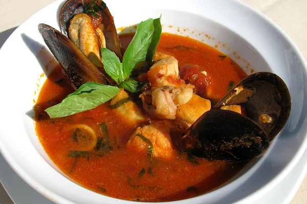 Итальянский суп из томатов и морепродуктов