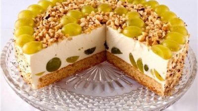 Изумрудный торт с виноградом и фундуком