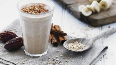 Йогуртный смузи с бананами и финиками