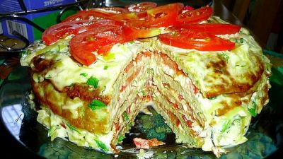 Кабачковый торт с томатом и чесноком