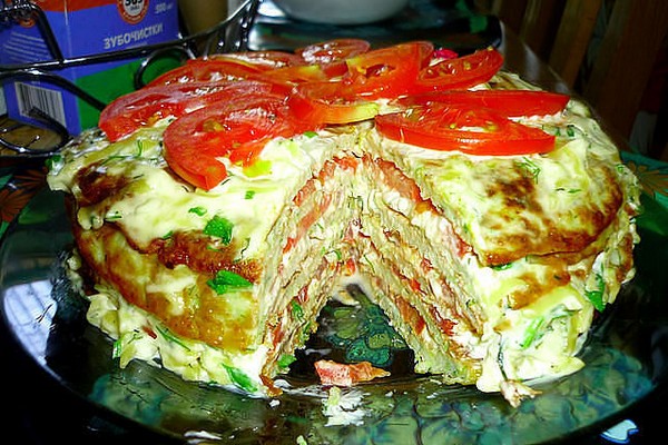 Кабачковый торт с томатом и чесноком