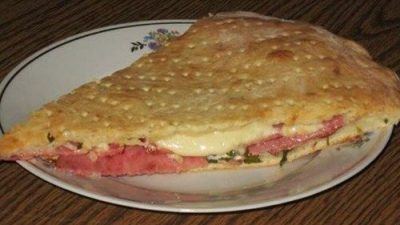 Кальцоне c творогом, сыром и салями