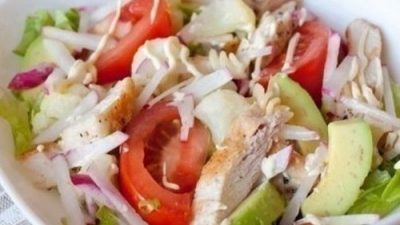 Калифорнийский куриный салат с авокадо