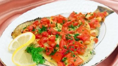 Камбала в лимонном соке, запеченная с помидорами