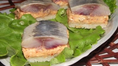 Канапе с икрой мойвы, сельдью и яблоком