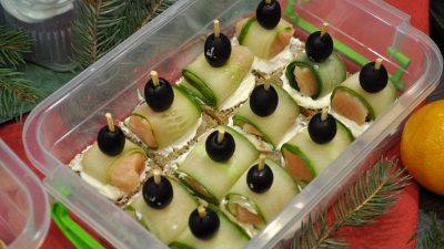 Канапе с красной рыбой, огурцами и маслинами