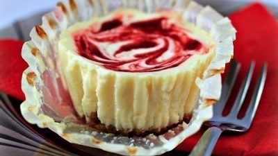 Капкейки – чизкейки с клубникой