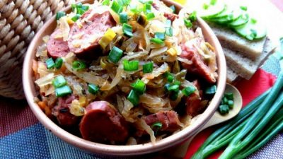 Капуста с баварскими колбасками и шпинатом