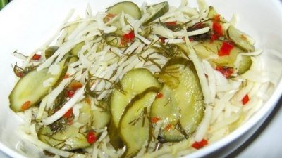 Капуста с огурцами в маринаде