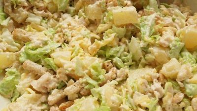 Капустный салат с куриным филе и сухариками