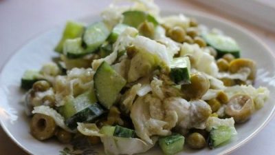 Капустный салат с огурцом и оливками