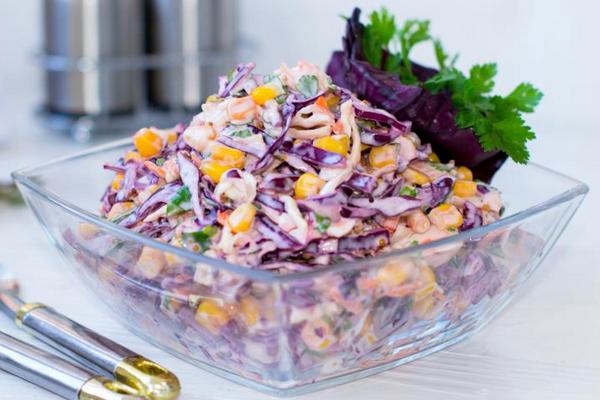 Капустный салат «Витаминный» с кукурузой