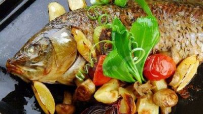 Карп, запеченный с лимоном и грибами