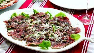 Карпаччо из говядины с сыром и рукколой